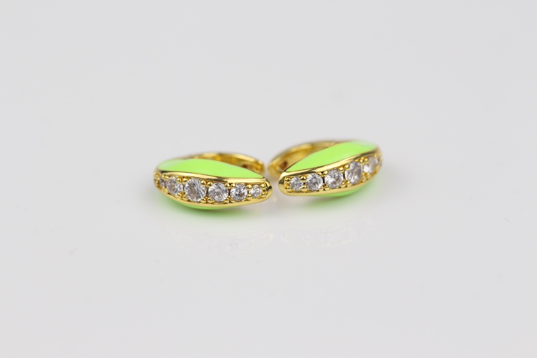 批80
新款耳环 👌与众不同的设计 个性十足 多种搭配。👌颠覆你对传统耳环的印象 使其魅力爆灯！