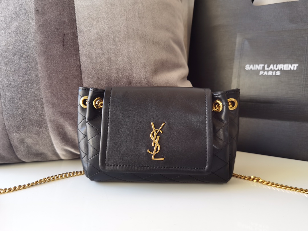 NO:175797,Genuine grade original leather version new MiNI NOLITA sheepskin handbag metal letter logo paired with chain and leather strap. Two ways to back the black and gold color scheme is so classic and beautiful!  Exquisite, cute and very capable~ When he goes out to carry him in autumn and winter, he is really a gentle little fairy!  The touch is soft and comfortable, and the upper body is super good; take your sisters and hurry up to go to the duck!  Although it is a mini, it is easy to be very practical and cost-effective. Size 18CM*13CM*6CM Model number 672738 Black 18600, YSL, saint laurent, sheepskin19860909正品级 原厂皮版本 新款MiNI NOLITA羊皮手袋 金属字母标志搭配链条和皮革背带 可两种背法 黑金配色太经典好看了！精致、可爱还很能装～ 秋冬出门背他真的是温柔小仙女本仙了8！手感柔软舒服 上身效果超级棒；带着姐妹赶紧冲鸭！虽然是迷你都是容易很足哒 、实用性价比超高 尺寸18CM*13CM*6CM 款号672738 黑色 18600,YSL,saint laurent,sheepskin,Bag