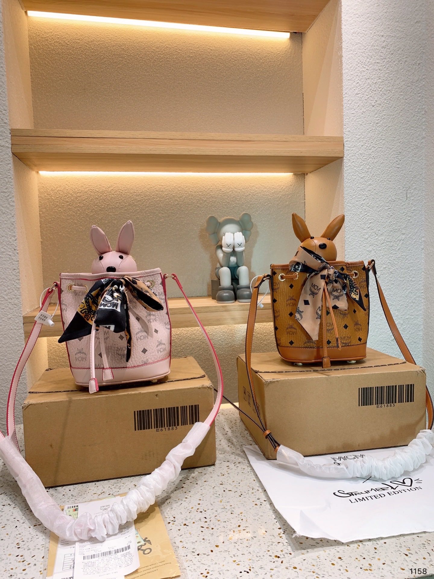 J5 Visetos印花为经典款式注入一点别致的味道 小兔子摆件可以拆卸放在内部口袋里 或使用弹簧扣附在斜挎背带上 可调节长肩带 顶部边缘抽绳 代丝巾喜欢的抓紧自留啦 尺寸20.18，”},”title”:” Visetos印花为经典款式注入一点别致的味道 小兔子摆件可以拆卸放在内部口袋里 或使用弹簧扣附在斜挎背带上 可调节长肩带 顶部边缘抽绳 代丝巾喜欢的抓紧自留啦 尺寸20.18，