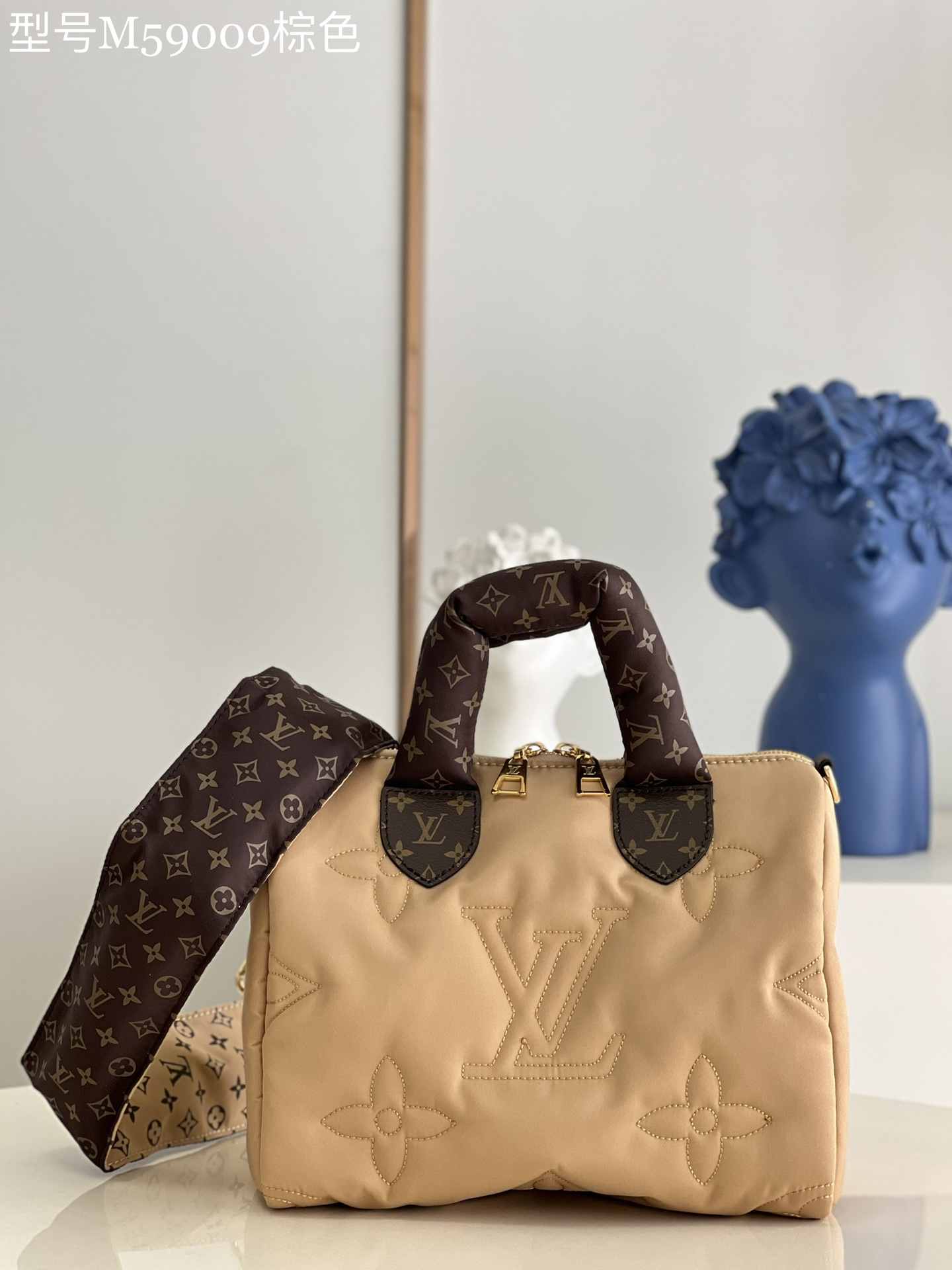 NO:398216,【Exclusive real photo M59009 brown】This Speedy Bandoulière 25 handbag is made of Econyl recycled nylon, which shows Louis Vuitton's unremitting pursuit of green and sustainable craftsmanship. The padded outer embroidery Monogram pattern makes it comfortable to accompany winter travel. Classic silhouette, leather handle and removable shoulder strap continue the Speedy series style. Detailed features 25 x 19 x 15 cm (length x height x width) zj.,LV【original leather】,louis vuitton,louis vuitton19860909【独家实拍M59009棕色】此款 Speedy Bandoulière 25 手袋取材 Econyl 再生锦纶,彰示路易威登对绿色可持续工艺的不懈追求.衬垫外层刺绣 Monogram 图案,惬意陪伴冬日出行.经典廓形、皮革手柄和可拆卸肩带延续 Speedy 系列格调. 详细特征25 x 19 x 15 厘米 (长度 x 高 x 宽) zj.,LV【原厂皮】,louis vuitton,louis vuitton,Bag