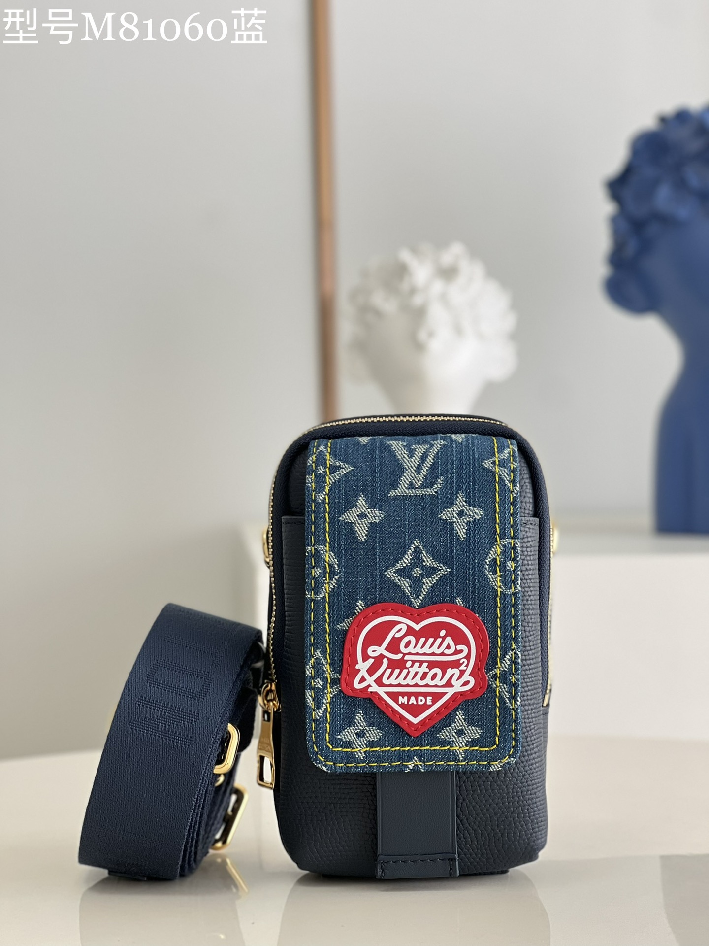 NO:398188,[Exclusive real photo M81060 blue] Japanese streetwear designer Nigo injects avant-garde edge into this mobile phone bag. Classic Monogram denim and graceful Taurillon cowhide leather is a wonderful combination, with abundant capacity to store cards, keys, several mobile phones and other small items. Remove the shoulder strap and turn into a wallet. Detailed features 11 x 18 x 8 cm (length x height x width) e.680, LV [original leather], louis vuitton, cowhide19860909【独家实拍M81060蓝】日本街头服饰设计师 Nigo 为此款手机包注入前卫锋芒.经典 Monogram 丹宁布和雍容 Taurillon 牛皮革妙趣融合,充裕容量可收纳卡片、钥匙、数部手机等随行小物,取下肩带即可化身钱夹. 详细特征11 x 18 x 8 厘米 (长度 x 高 x 宽) e.680,LV【原厂皮】,louis vuitton,cowhide,Bag