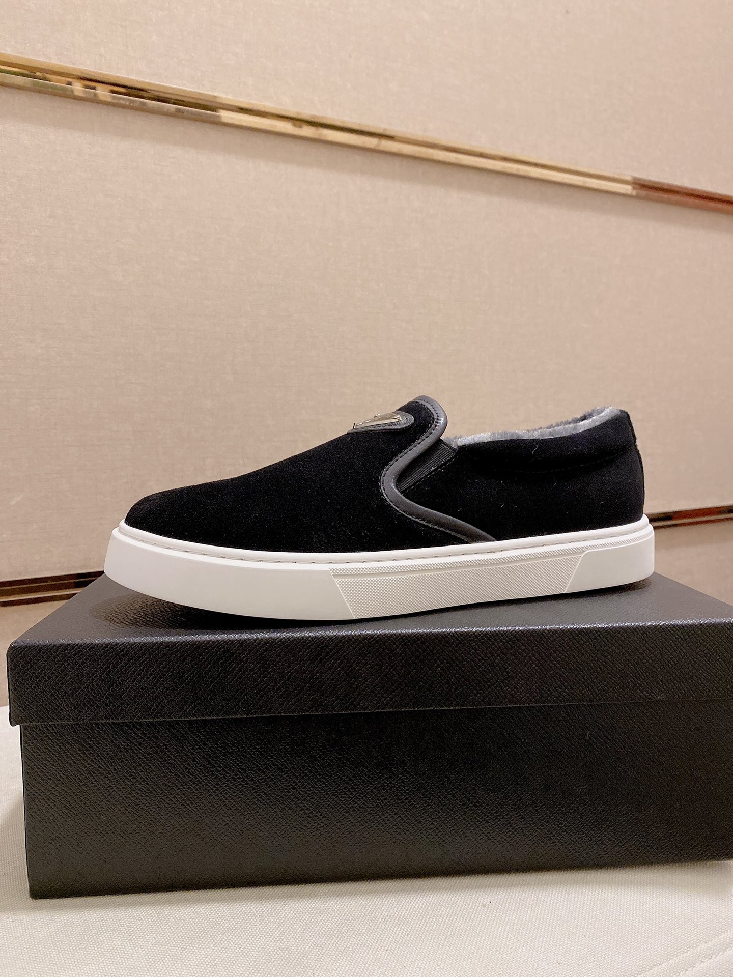 I0  Prada 普拉达  官网同步最鞋面采用进口胎牛皮,绒毛内里,橡胶大底,顶级手工一针一线做工精细绝对满足那些追求高奢品质的完美主义型男 38—44码大量现货.