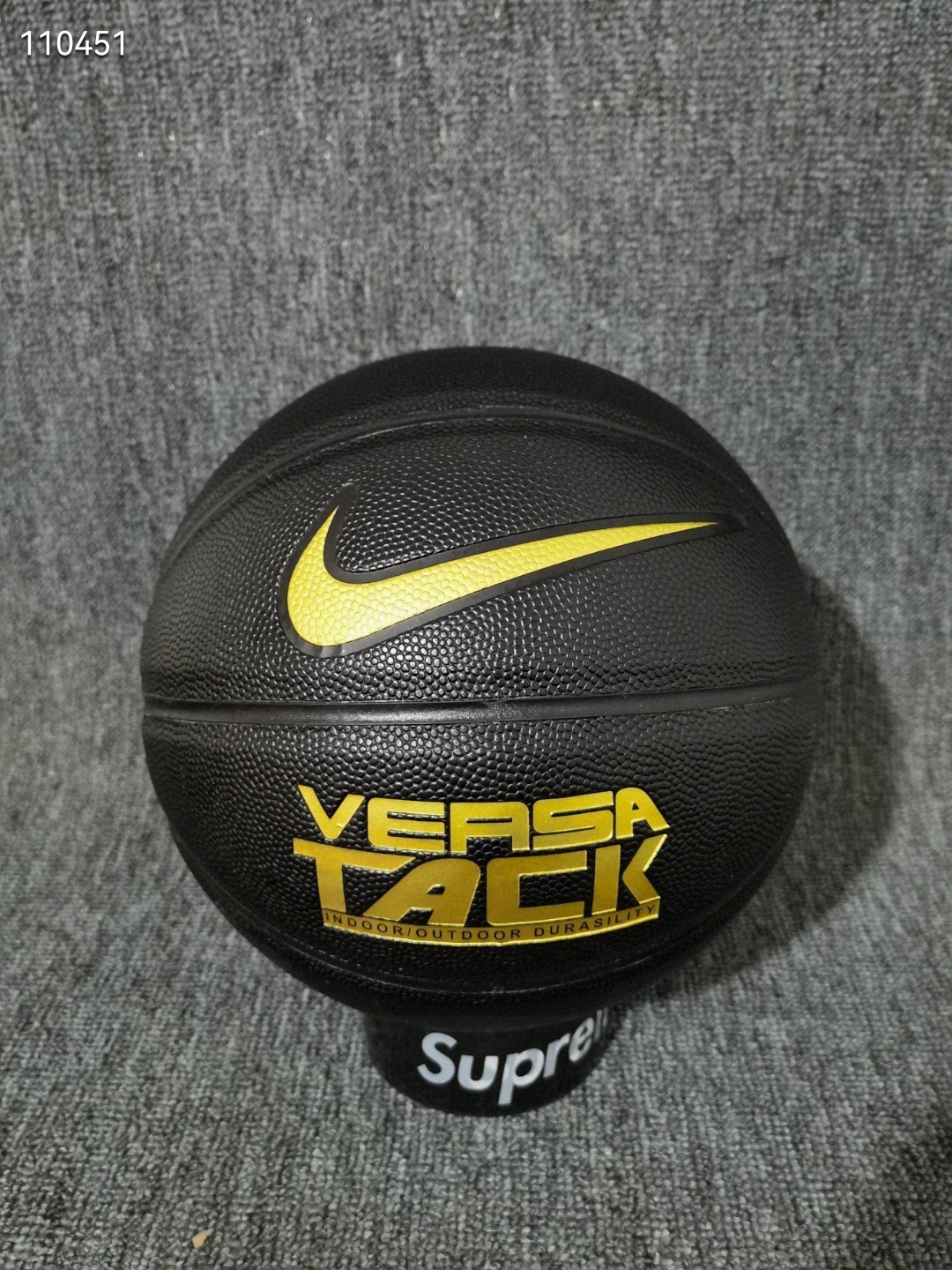 75
Nike/耐克篮球经典花球 
颜色:黑
规格:七号篮球(标准球)         
材质：耐磨软皮
🏀🏀🏀🏀🏀🏀🏀
🔥🔥另售:
———————————
斯伯丁单肩球包另加30元。

🏀正品篮球🏀官方防伪🏀品质保证🏀

🔥🔥注意事项🔥🔥: 
充气前请充分湿润球针，用肥皂水为佳，防止气门受损，造成气门漏气。