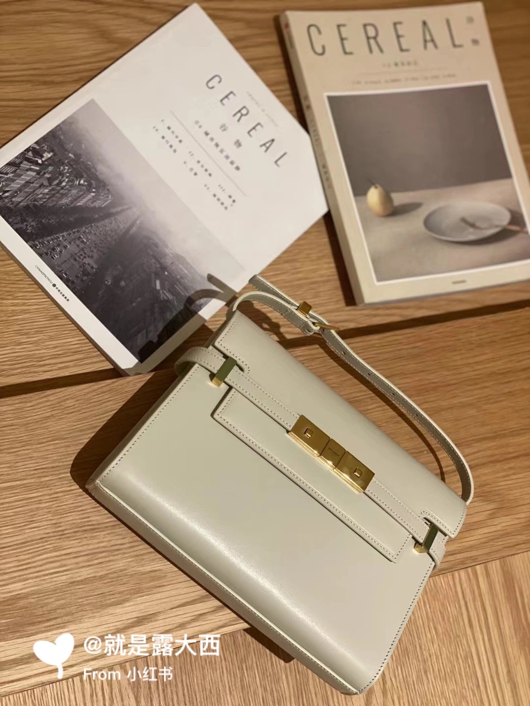 YSL 𝙈𝙖𝙣𝙝𝙖𝙩𝙩𝙖𝙣 𝟮𝟰𝙘𝙢 牙签纹法棍包 675626白色/金扣