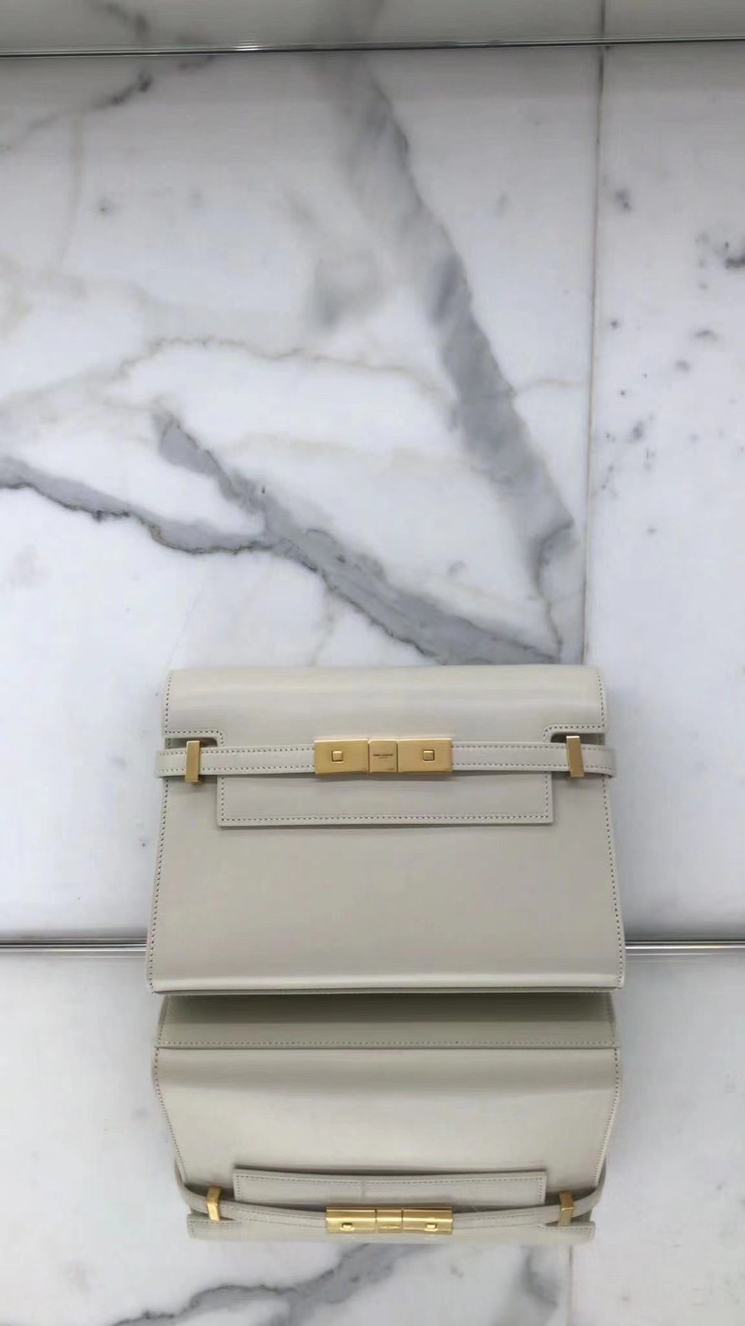 YSL 𝙈𝙖𝙣𝙝𝙖𝙩𝙩𝙖𝙣 𝟮𝟰𝙘𝙢 牙签纹法棍包 675626白色/金扣