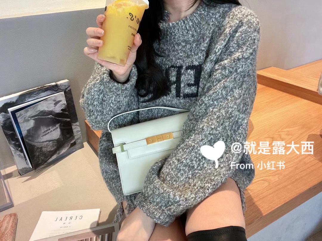 YSL 𝙈𝙖𝙣𝙝𝙖𝙩𝙩𝙖𝙣 𝟮𝟰𝙘𝙢 牙签纹法棍包 675626白色/金扣