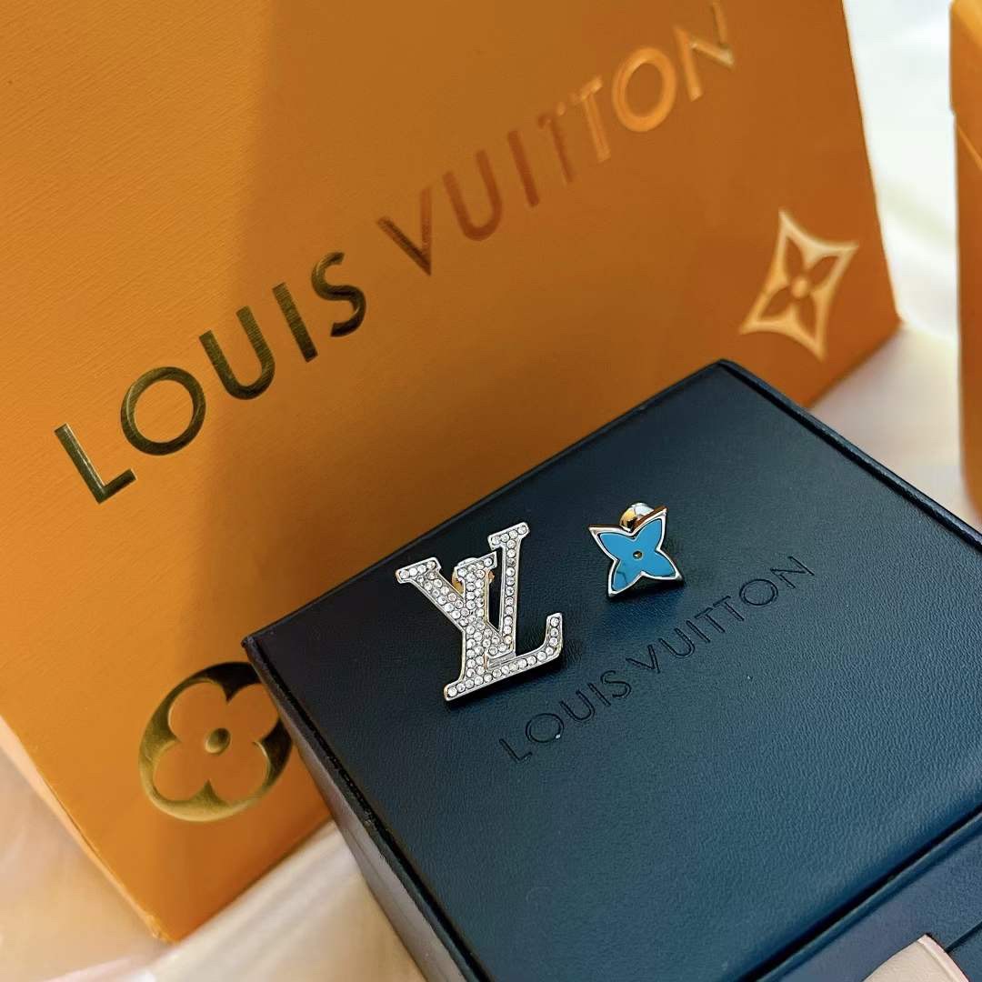 NO:703201,Louis Vuitton# New product Louis Vuitton blue turquoise asymmetric letter stud earrings, new style, blue turquoise full diamond asymmetrical goddess style, great couple style. Meet the natural atmosphere unexpectedly, the retro metal is carved with ingenious craftsmanship, showing the pioneering aesthetics of asymmetric shape., Lv earrings, louis vuitton, louis vuitton, louis vuitton19860909路易威登# 新品 Louis Vuitton 蓝松石不对称字母耳钉 新款、蓝松石满钻不对称 女神同款 ,情侣款超棒.与自然气息不期而遇,复古金属在匠心工艺的雕琢中,展现不对称造型的先锋美学.,Lv耳钉,louis vuitton,louis vuitton,louis vuitton,Jewelry