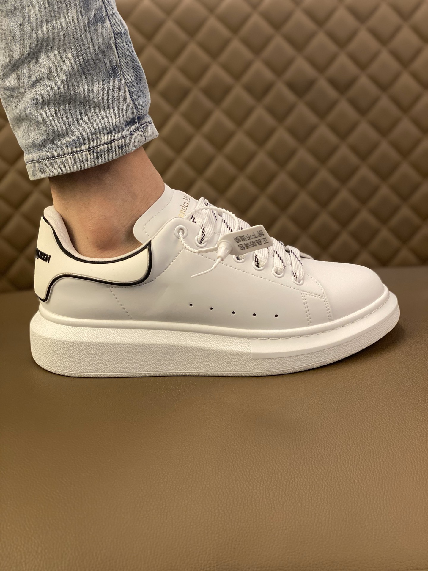 J0  高品质情侣款定制迪士尼联乘©Disney x Alexander McQueen sole sneakers亚历山大· 麦昆 Alexander McQueen 😍 欧美大师设计简洁高档大气，专柜品质值得信赖，面料进口顶级牛皮 。😍 羊皮内里🐑 做工精细，专柜原版大底，上脚舒适百搭，潮男乐福专属定制，小 麦昆 Alexander McQueen  适合司机户外行车🚗 休闲鞋系列之首，女码：35-39 男鞋