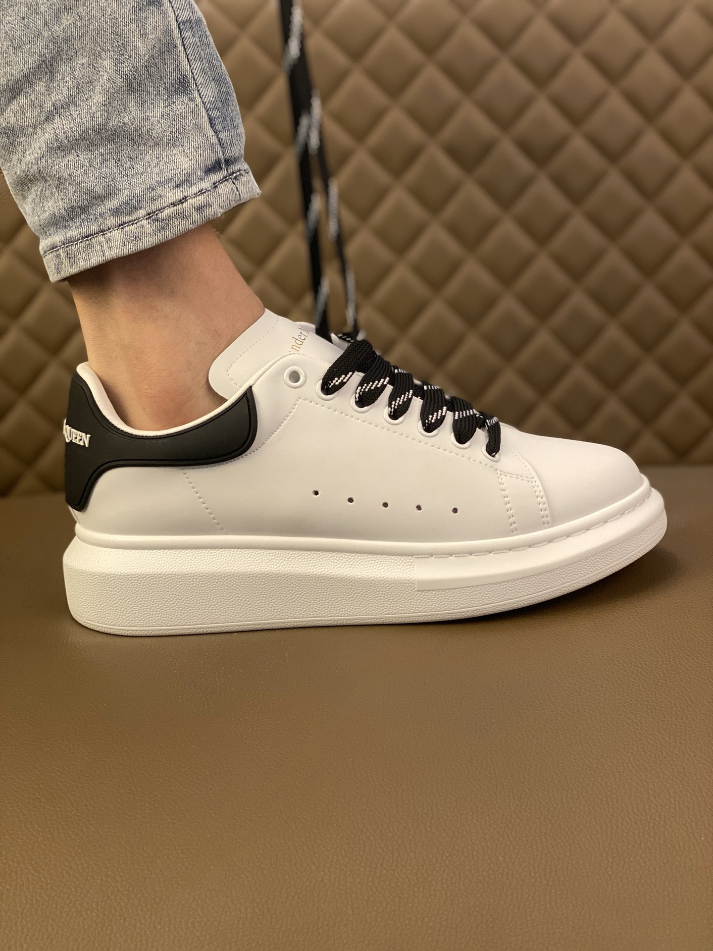 J0  高品质情侣款定制迪士尼联乘©Disney x Alexander McQueen sole sneakers亚历山大· 麦昆 Alexander McQueen 😍 欧美大师设计简洁高档大气，专柜品质值得信赖，面料进口顶级牛皮 。😍 羊皮内里🐑 做工精细，专柜原版大底，上脚舒适百搭，潮男乐福专属定制，小 麦昆 Alexander McQueen  适合司机户外行车🚗 休闲鞋系列之首，女码：35-39 男鞋