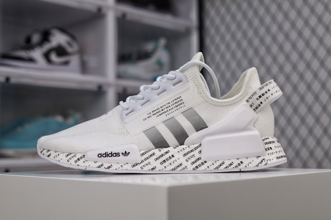 G5 公司级 阿迪达斯Adidas NMD R1 Boost V2 真爆。弹力 以鞋型、角度和面料，力求展现 adidas创新传统，采用时髦廓形，以抢眼外形诠释经典细节，为鞋款注入活力。搭配 Boost中底，助你舒适迈步永不发黄氧化