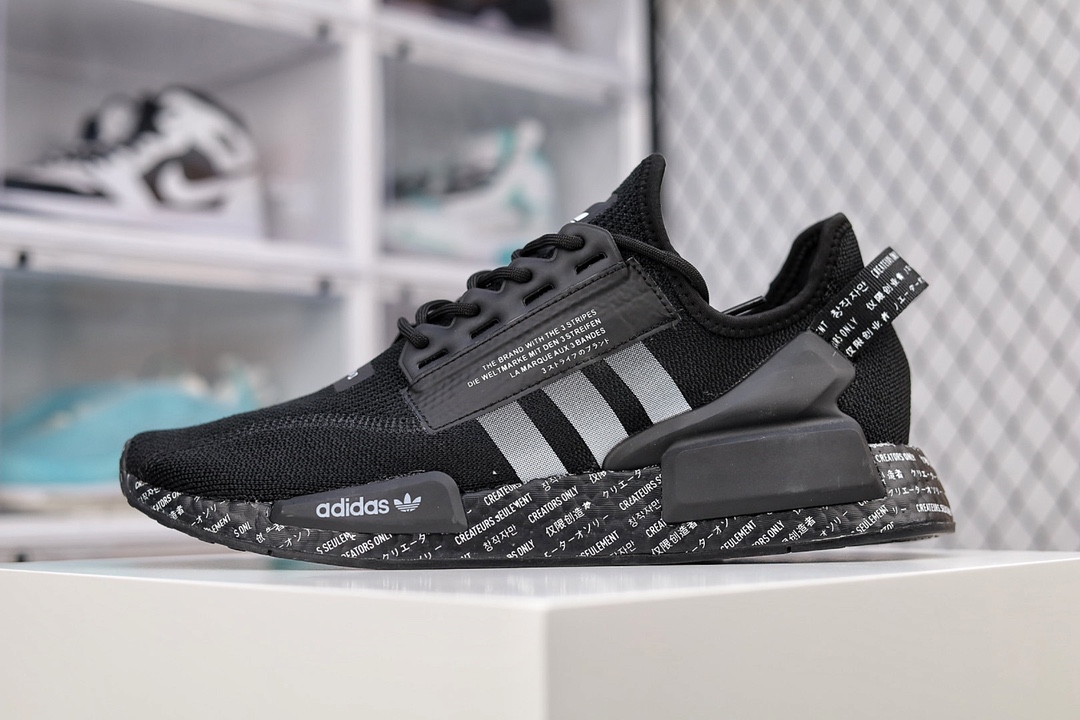 G5 公司级 阿迪达斯Adidas NMD R1 Boost V2 真爆。弹力 以鞋型、角度和面料，力求展现 adidas创新传统，采用时髦廓形，以抢眼外形诠释经典细节，为鞋款注入活力。搭配 Boost中底，助你舒适迈步永不发黄氧化