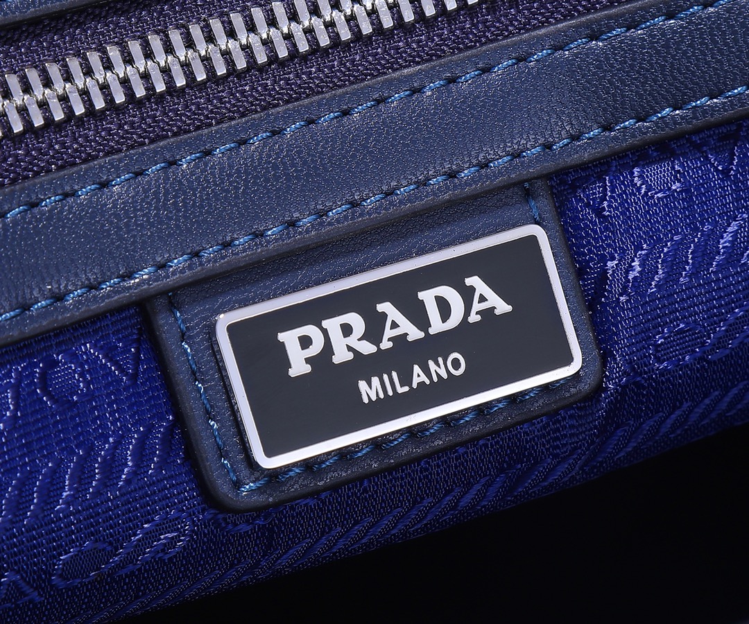 Prada 配 盒子PRADA男士手包 升级版 开发 型号0058 颜色：黑色和蓝色/边角散字唛