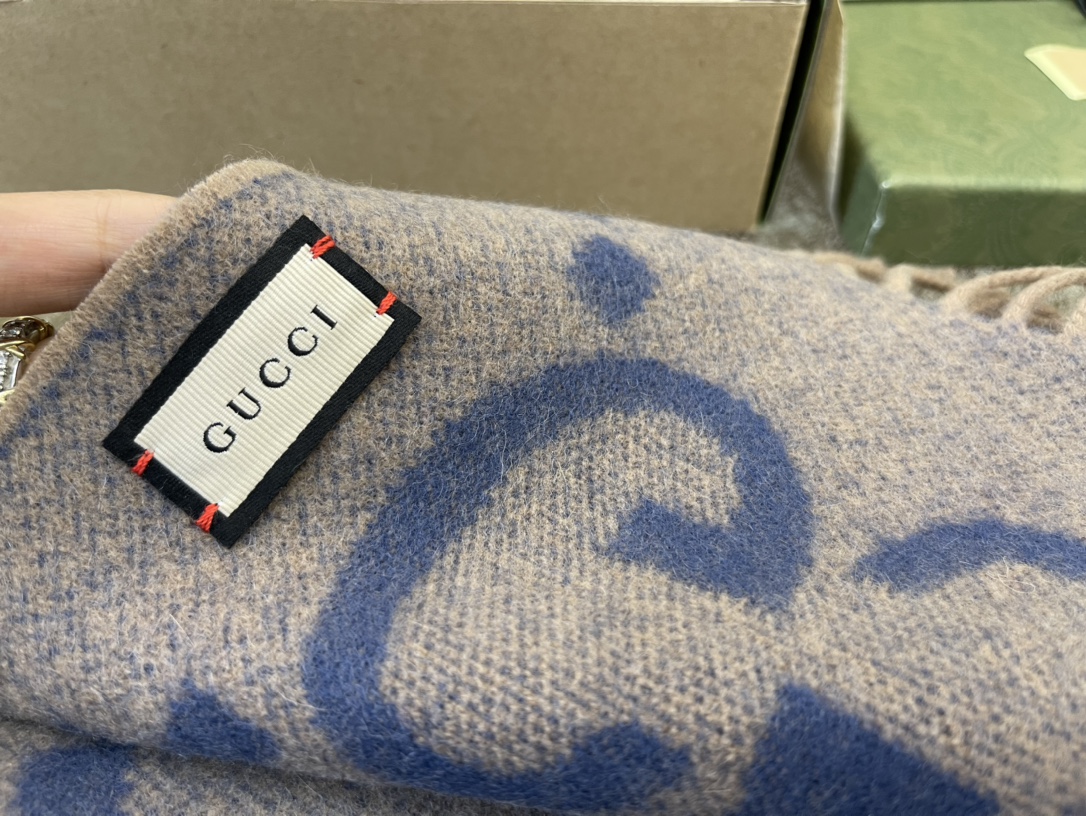 GUCCI古驰GG图案流苏细节纯羊绒围巾674275