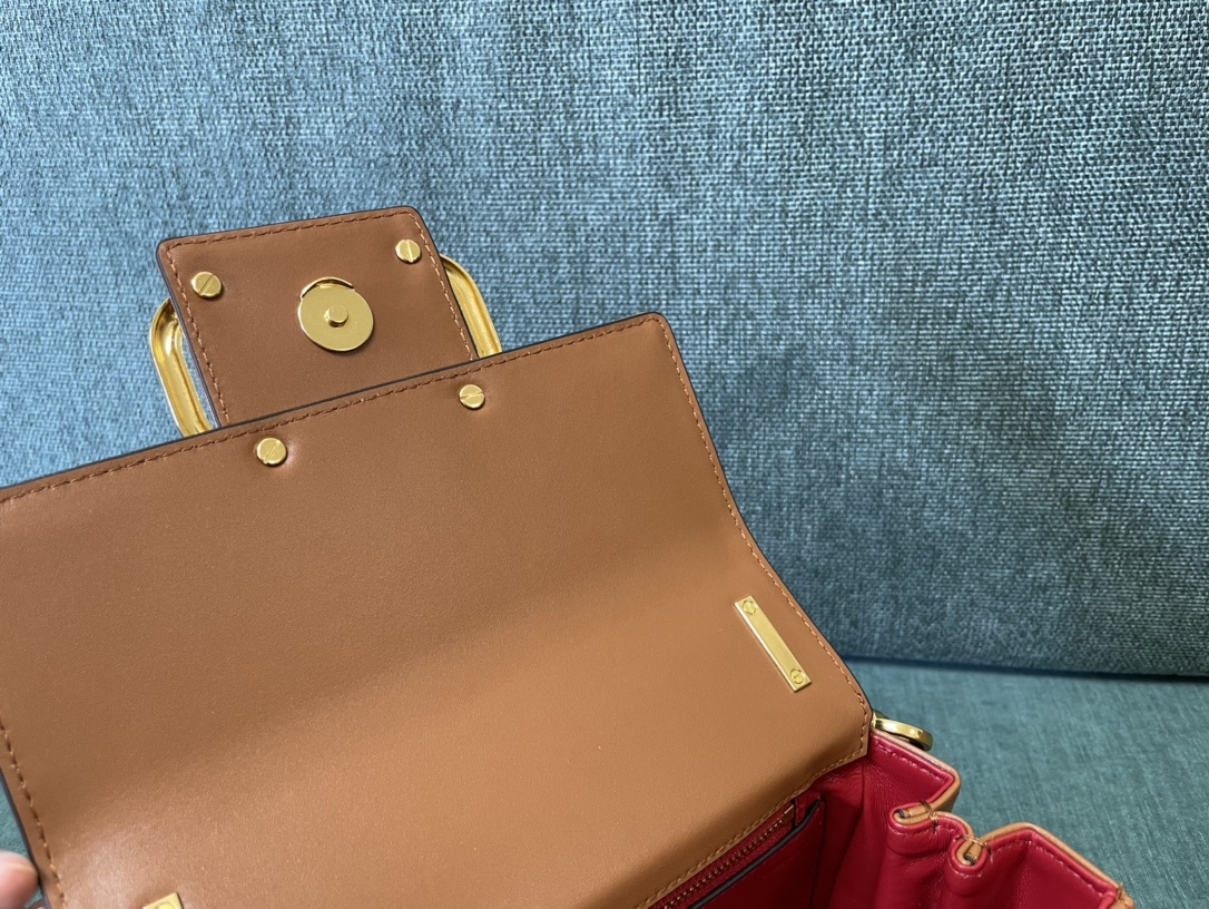 VALENTINO华伦天奴V LOGO标识肩背包0777