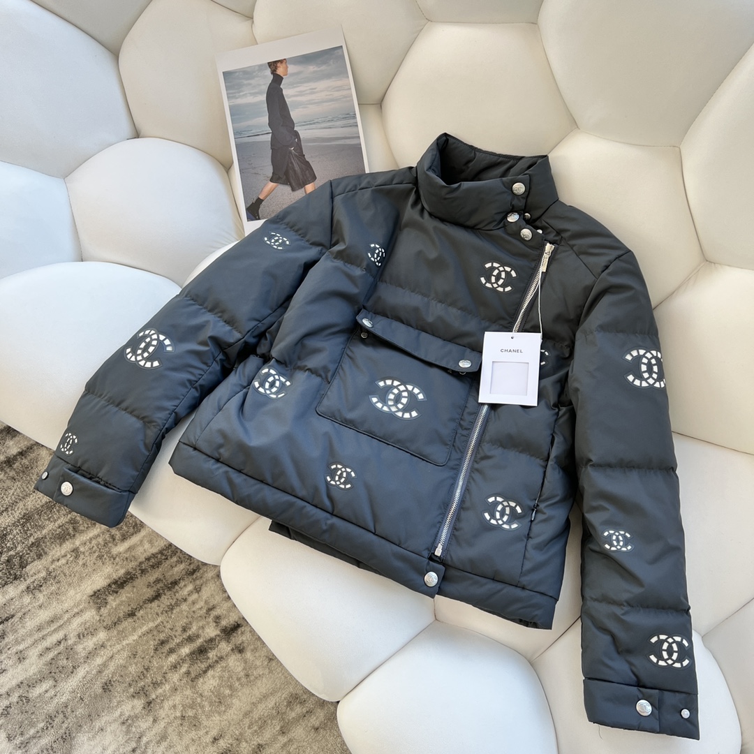 NO:605611,Comes with dust bag CHANEL CoCo neige ski series, stand-up collar, diagonal zipper pockets, down jacket, showing off white level 10 players, short front shoulder, very slim, the same style as Jennie magazine, the upper body is full of fashion, the whole dress is made of multi-layer fabrics, and the logo on the dress is also hollowed out, which is very exquisite. The inside is filled with 90 white goose feathers, 10 white duck down, fried chicken warmth, code number sml,, chanel, down jacket, alexander wang19860909配防尘袋CHANEL CoCo neige 滑雪系列 立领 斜拉链口袋 羽绒服,显摆白十级选手,短款正肩很显瘦,Jennie杂志同款,上身时髦感十足,整件衣服多层面料,衣服上面的标识也是镂空工艺,很是精致.内里填充90白鹅毛,10白鸭绒,炒鸡暖和 码数sml,,chanel,down jacket,alexander wang,Women's clothing
