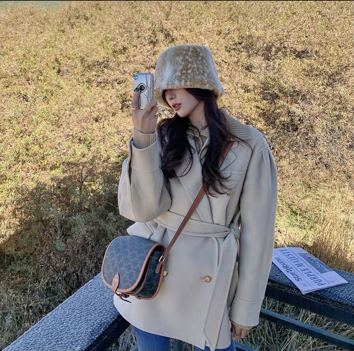 Celine The bag is small and cute, and the capacity is quite enough for daily use. It has its own compartment design, which is very convenient for
