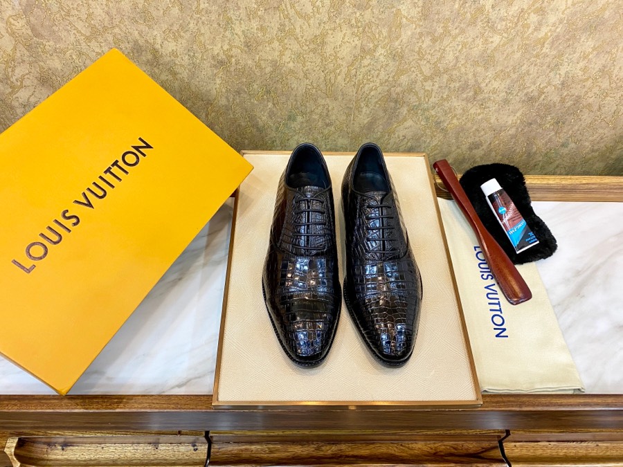 NO:345554,1V donkey brand counter is priced at 108XXX purely hand-painted Italian leather sole [Thai Siamese crocodile belly] whole leather Italian professional board master uses Goodyear handmade, each crocodile can only make one shoe, top luxury collection commemorative version with a full set of packaging and special maintenance and care oil for the counter; 38/45;,,louis vuitton19860909批 1V驴牌专柜正价108XXX 纯手工上色 意大利皮底【泰国暹罗鳄鱼肚皮】整张皮 意大利专业板师釆用固特异手工,每条鳄鱼只能做一只鞋子,顶级奢侈珍藏纪念版 配专柜全套包装及专用保养护理油；38/45；,,louis vuitton,Men's shoes
