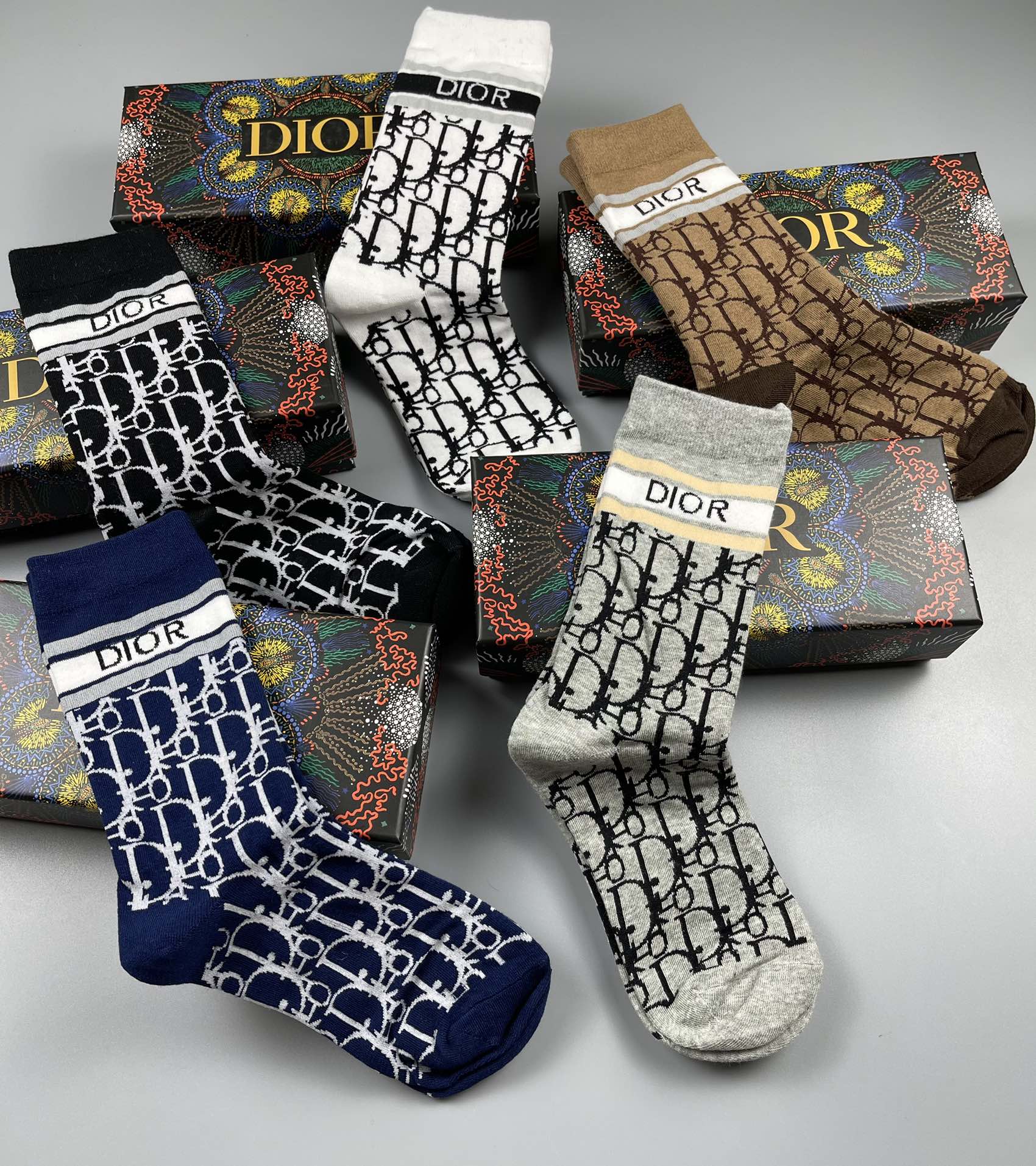 💛配包装Dior（迪奥）新款中长筒款堆堆袜袜子！一盒五双， 专柜同步筒款袜子，💛大牌出街，潮人必备🔥超好