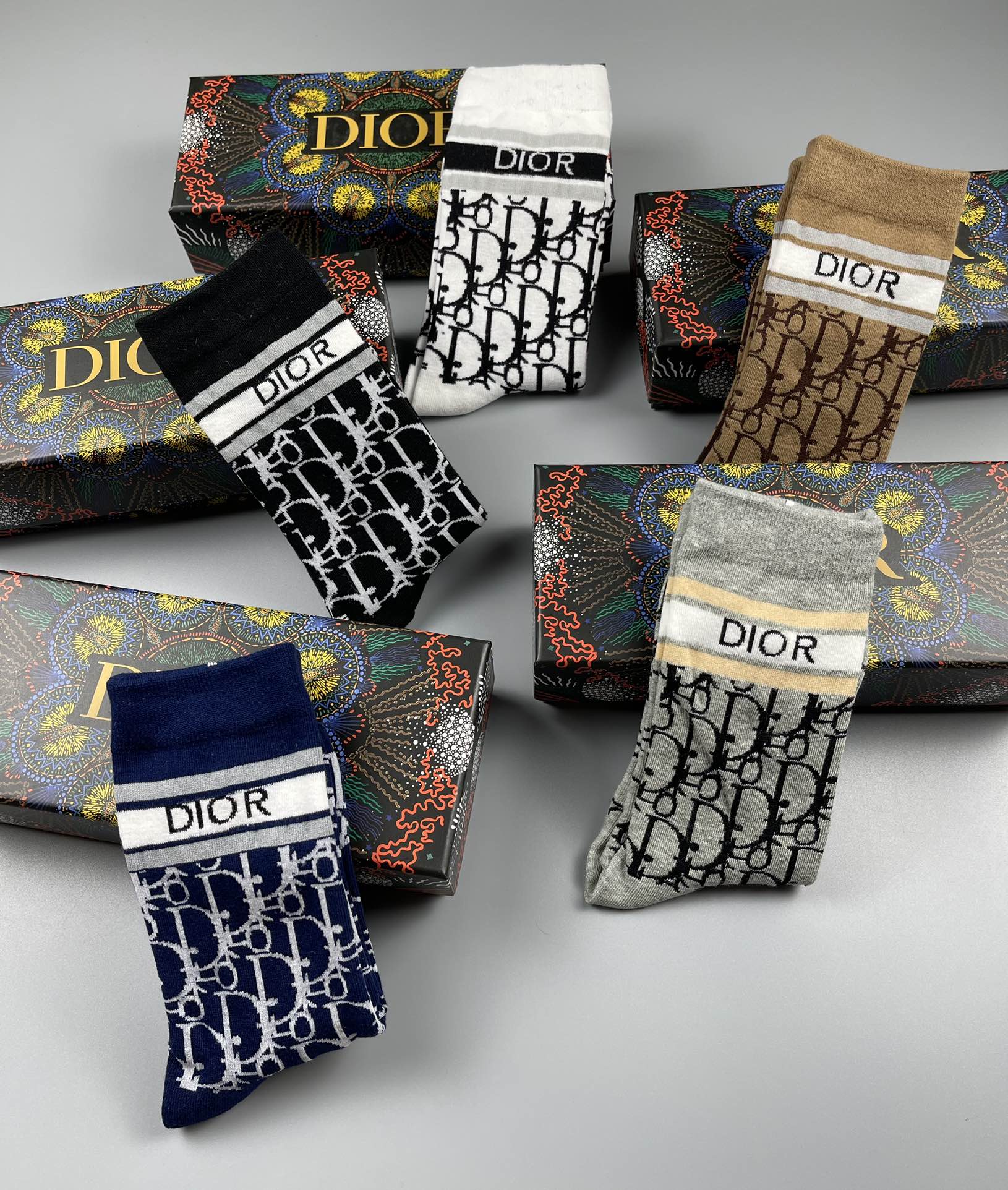💛配包装Dior（迪奥）新款中长筒款堆堆袜袜子！一盒五双， 专柜同步筒款袜子，💛大牌出街，潮人必备🔥超好