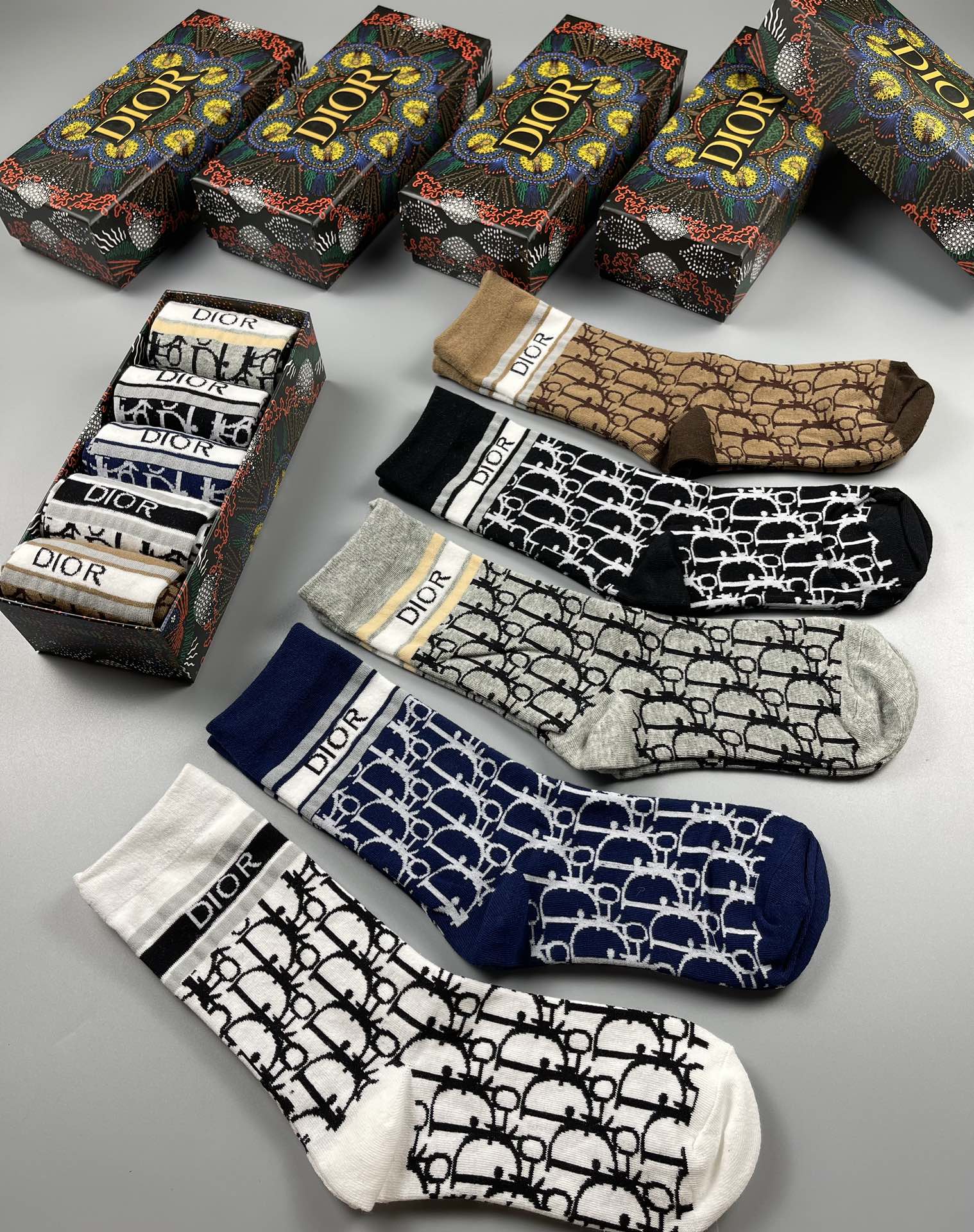 💛配包装Dior（迪奥）新款中长筒款堆堆袜袜子！一盒五双， 专柜同步筒款袜子，💛大牌出街，潮人必备🔥超好