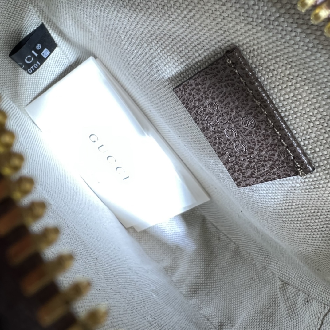 GUCCI古驰双G圆形肩背包574978