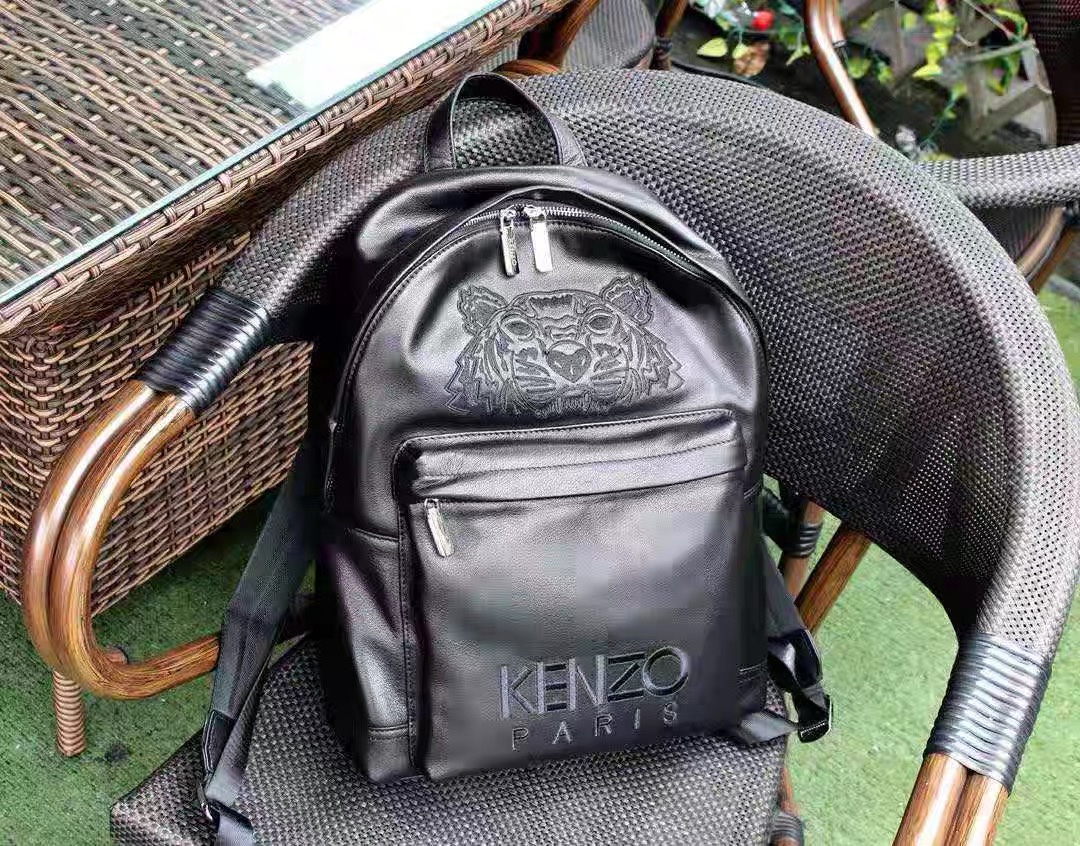 this backpack offers a sleek - Comprehensive 3