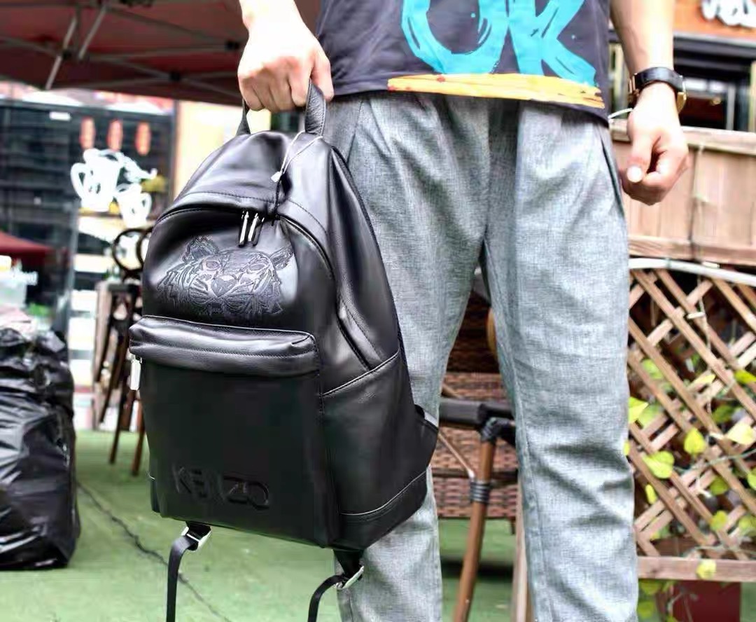 this backpack offers a sleek - Comprehensive 4