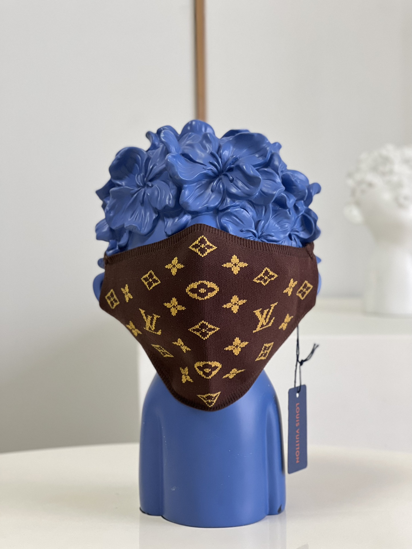 NO:398203,[Exclusive real photo, knitted mask, presbyterian] This non-medical knitted mask mask makes Louis Vuitton classic LV logo embellish a corner, cleverly blending practical functions and gorgeous texture, and matches daily clothes at will. It can be reused after washing, and comes with an anti-fouling silk storage bag. Detailed features 27 x 15 cm D. Benefit price, LV [original leather], louis vuitton, louis vuitton, real silk19860909【独家实拍 针织面罩 老花】本款非医用针织口罩面罩令路易威登经典 LV 标识点缀一隅,将实用功能和华美质感巧妙融合,与日常着装随心搭配.可在水洗后重复使用,随附防污真丝收纳包. 详细特征27 x 15 厘米 D.福利价,LV【原厂皮】,louis vuitton,louis vuitton,real silk,Bag