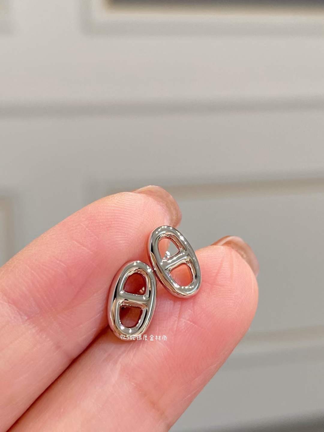 NO:741504,Hermès silver pig nose earrings are hand-polished to present the texture of 18k gold, electroplated with thick gold to prevent oxidation, and the mini shape can be integrated into all matching methods. The classic pig nose element, simple and temperamental style [Applause] The elegant and neat line splicing design is very modern, the design is very special, and it is very textured and tasteful. Hermès earrings, hermes19860909爱马仕 银色猪鼻子耳钉 通过手工打磨的方式呈现18k金质感,电镀了厚金防氧化,迷你的造型可以融入所有搭配方式.经典的猪鼻子元素,简约气质款[鼓掌] 大气利落的线条拼接设计,非常有现代感,设计非常特别,很有质感和品味.,爱马仕耳钉,hermes,Jewelry