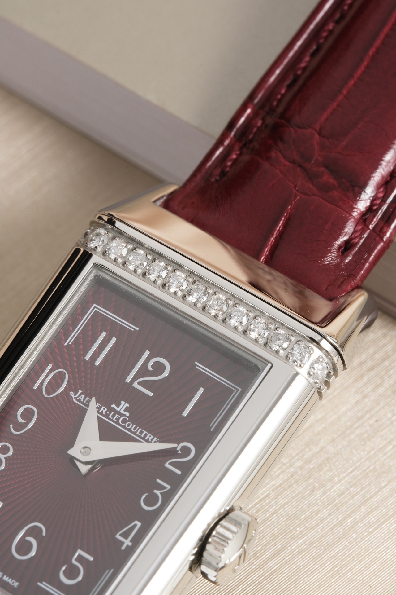 白盘 深蓝表带 REF. 3288420 Jaeger-LeCoultre 积家红盘 红表带 REF. 3288560太子妃式指针腕表