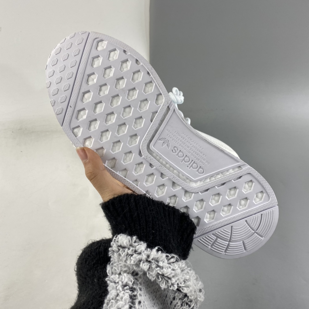 P200  Adidas NMD R1 Boost V2 二代弹力针织面跑鞋 GX1116