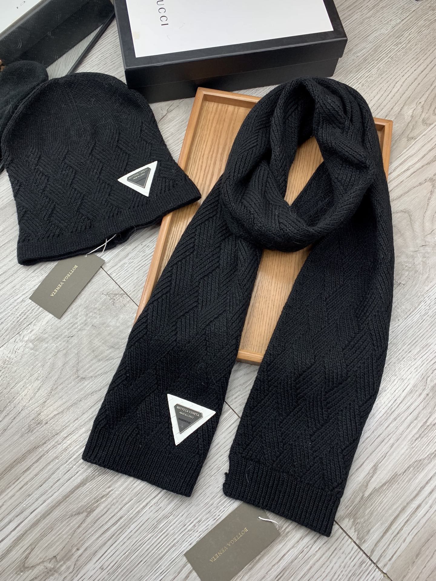 🌹。宝缇嘉。【羊毛套装帽子】经典套装帽子！帽子➕围巾！材质：70%羊毛➕30%兔毛。暖暖哒超级舒服～冬日小姐姐减龄神器哦