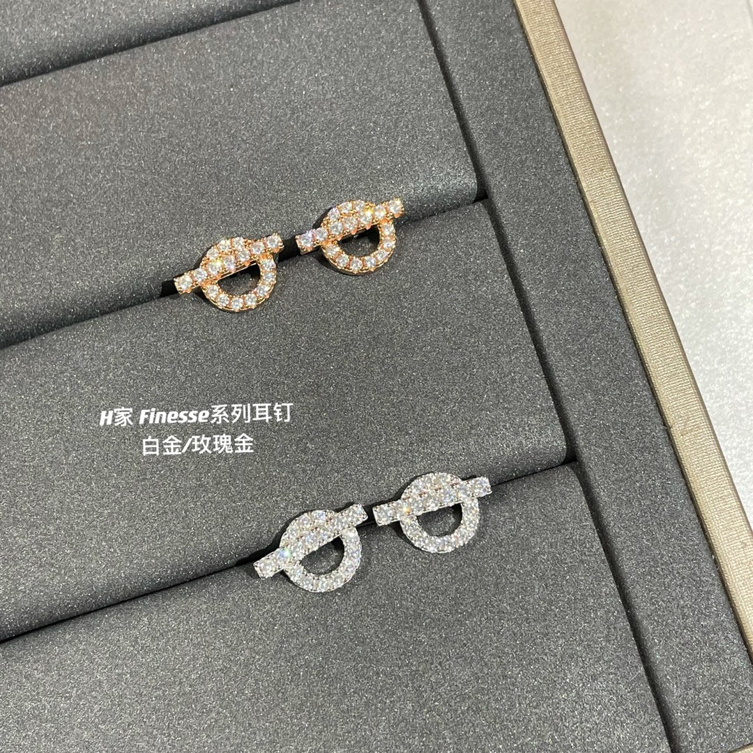 NO:102510,Hermes Finesse series rose gold/bold gold small Q earrings, an unparalleled beautiful mini hollow circle, a small stick is very exquisite. The characteristic of this series is that each diamond is highlighted and shining, and the arrangement is also very beautiful, so it must be made of exquisite sculpture to present the main soul!  We use CNC fine carving technology as a whole, and the diamond position is also carved from five axes. The effect is as exquisite as zp. The diamond is first-class diamond with imported silicon titanium material. The pure hand-setting process does not remove the stone. Look at the back of the main body. This steel seal engraving is only available in real gold. It cannot be made by ordinary factories. It is profound and thin, and is particularly high-end. The character printing is adjusted according to the data of zp, in order to give everyone the best experience. It is another jewelry-level jewelry!  You must not miss this one, Hermes earrings, hermes19860909爱马仕Finesse系列玫瑰金/彩金小Q耳钉,无与伦比的美丽mini镂空圆圈上落一根小棍子,非常精致,这个系列的特征就是每颗钻都凸显的特别饱满闪耀,排列的也很好看,所以必须用精雕才能把主体灵魂给呈现出来！我们整体采用CNC精雕工艺,钻石位也是是五轴精雕出来的,呈现的效果是跟zp一样精致好看钻石是进口硅钛料一级钻,纯手镶工艺不掉石大家看主体的背面,这个钢印刻字都是真金才有的工艺,普通厂根本做不了,深邃又细,特别高级,字印根据zp的数据调的,为的就是给大家最好的体验.又是一款珠宝级别的首饰哦！大家一定不能错过这款,爱马仕耳钉,hermes,Jewelry