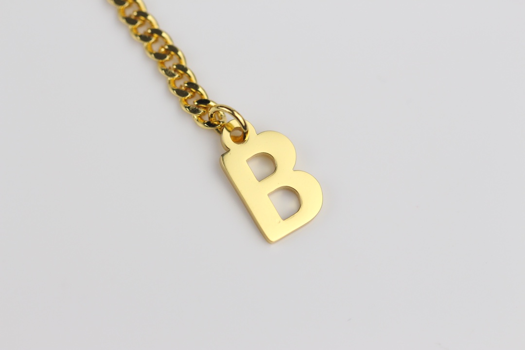 批85
原单货🔹🔹新品 巴黎世家 balenciaga 新款爱心项链🔹专柜一致黄铜材质电镀k金 火爆款出货 设计独特 前卫 美女必