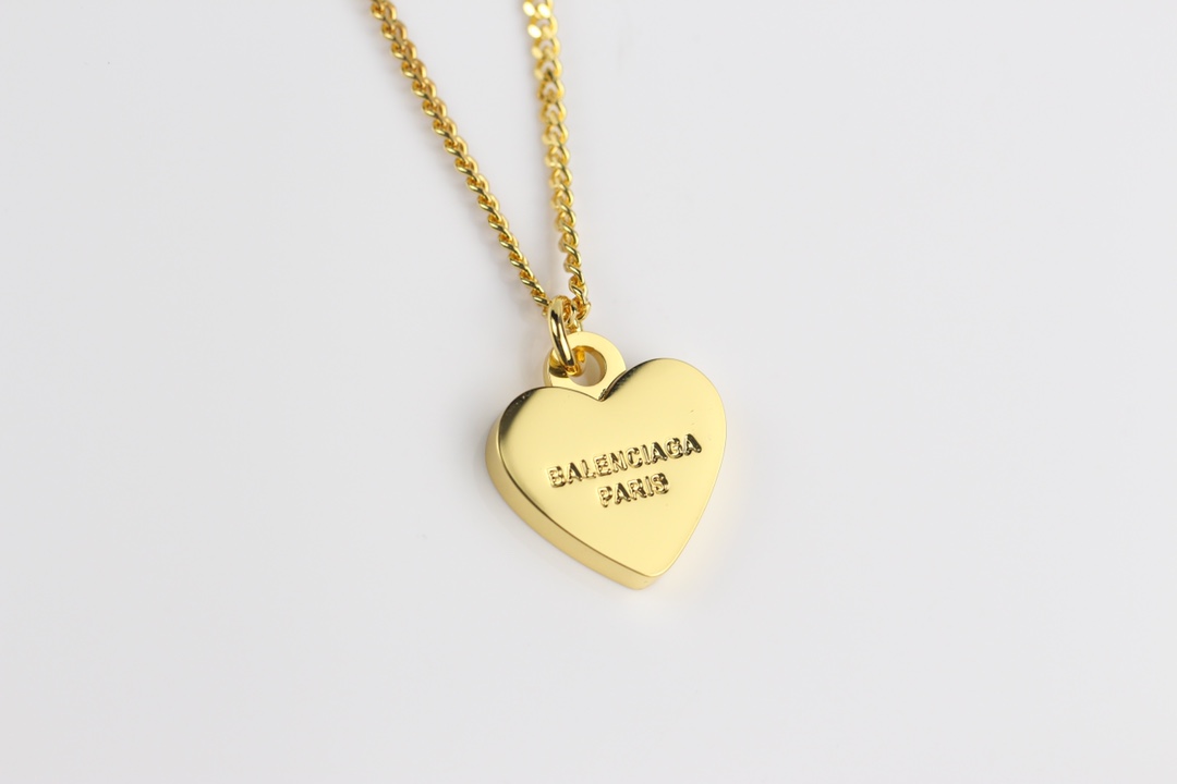 批85
原单货🔹🔹新品 巴黎世家 balenciaga 新款爱心项链🔹专柜一致黄铜材质电镀k金 火爆款出货 设计独特 前卫 美女必