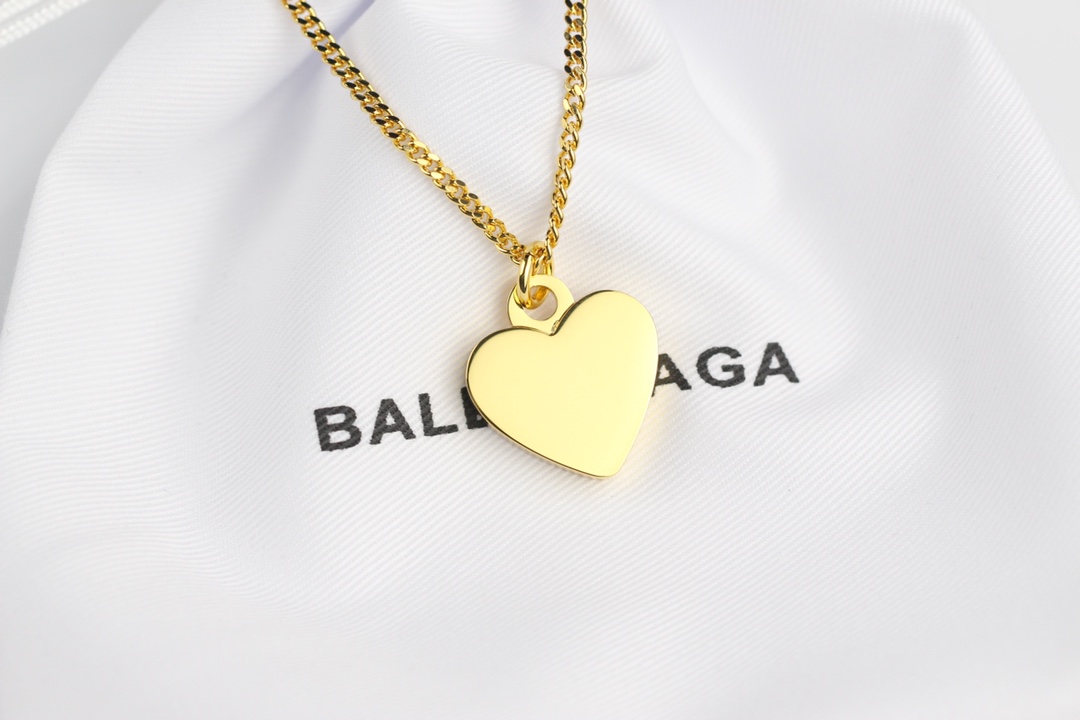批85
原单货🔹🔹新品 巴黎世家 balenciaga 新款爱心项链🔹专柜一致黄铜材质电镀k金 火爆款出货 设计独特 前卫 美女必