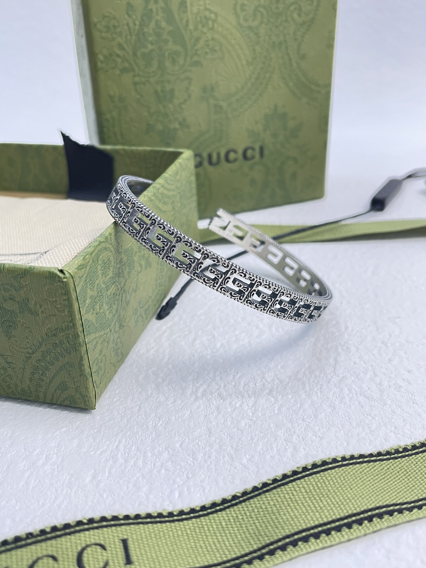 THE 260-YEAR-OLD G**CI SQUARE G-WIDE LOVE BRACELET - 图片 4