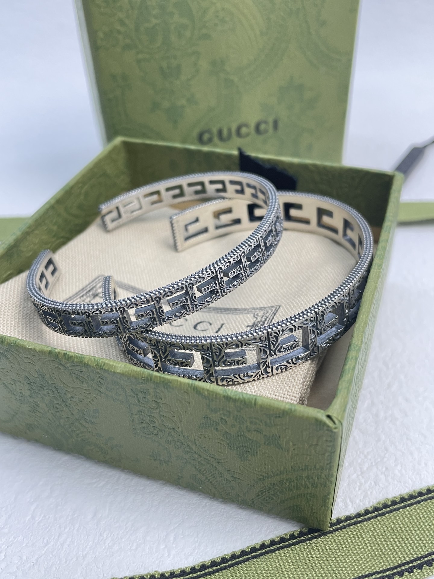 THE 260-YEAR-OLD G**CI SQUARE G-WIDE LOVE BRACELET - 图片 1