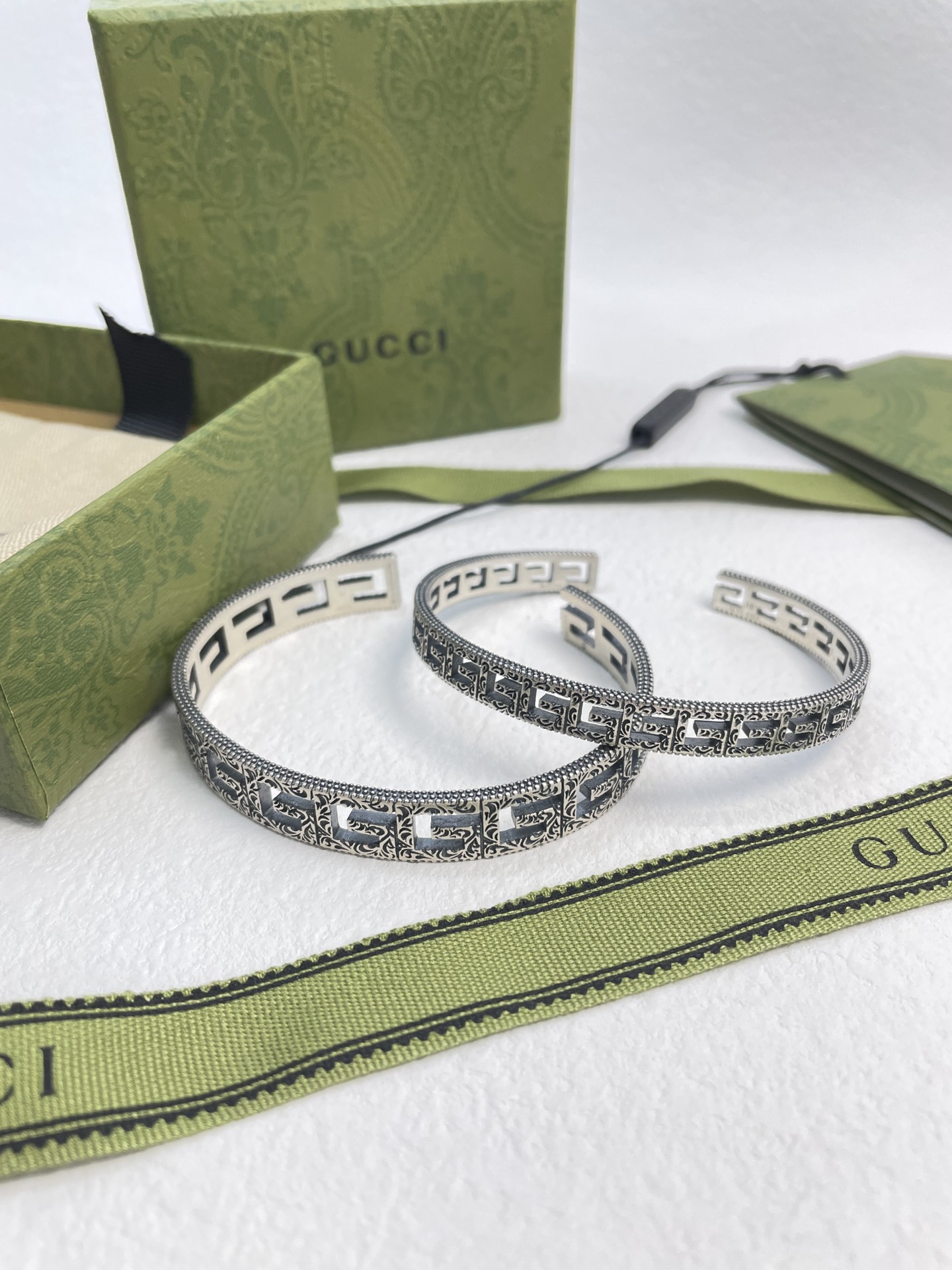 THE 260-YEAR-OLD G**CI SQUARE G-WIDE LOVE BRACELET - 图片 7