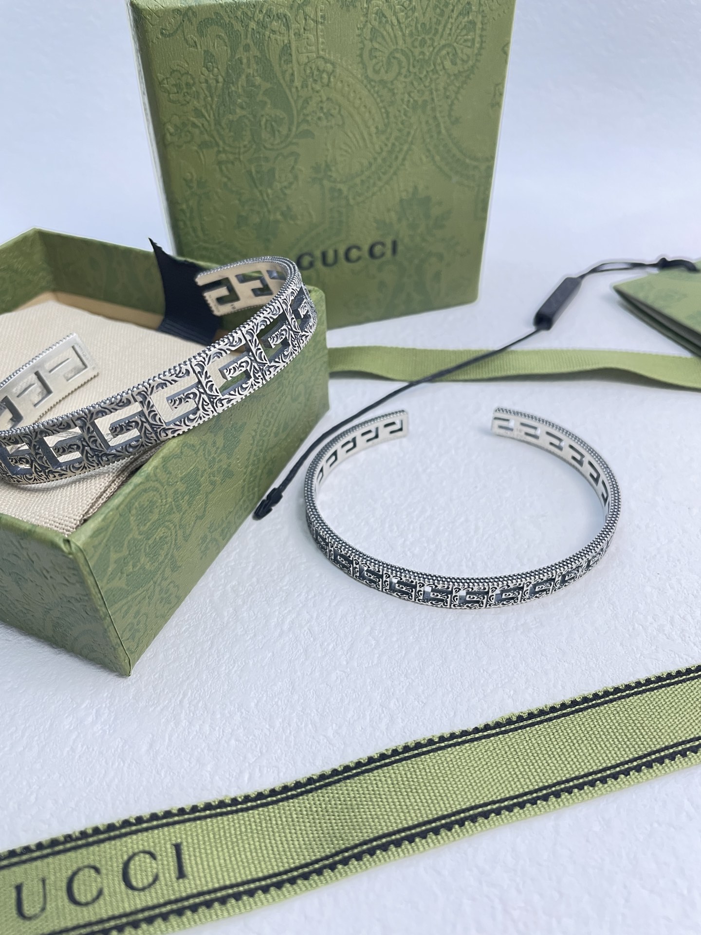 THE 260-YEAR-OLD G**CI SQUARE G-WIDE LOVE BRACELET - 图片 2