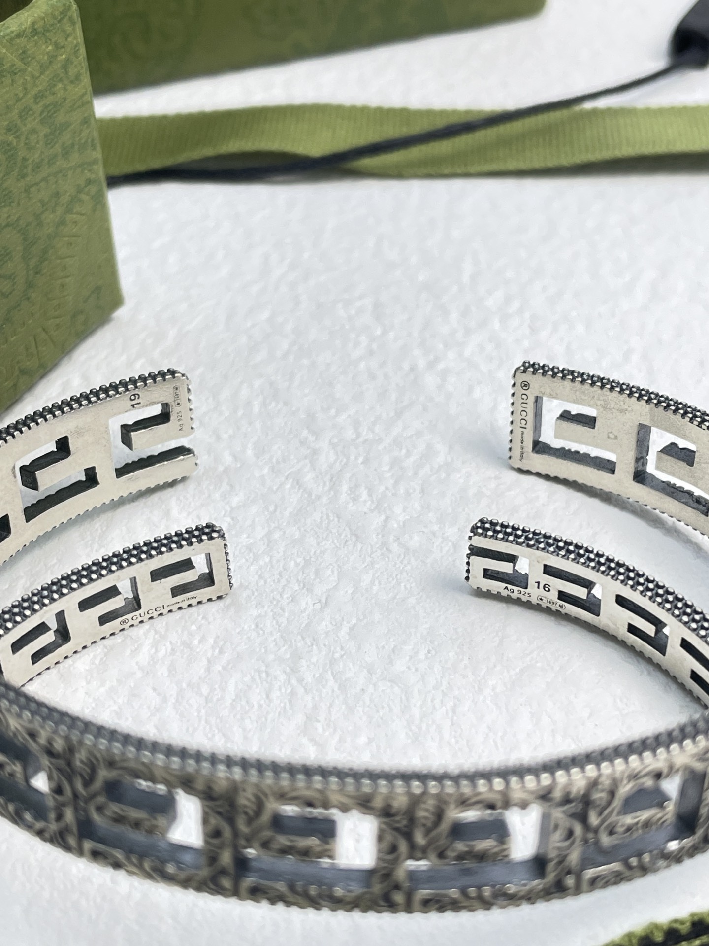 THE 260-YEAR-OLD G**CI SQUARE G-WIDE LOVE BRACELET - 图片 5