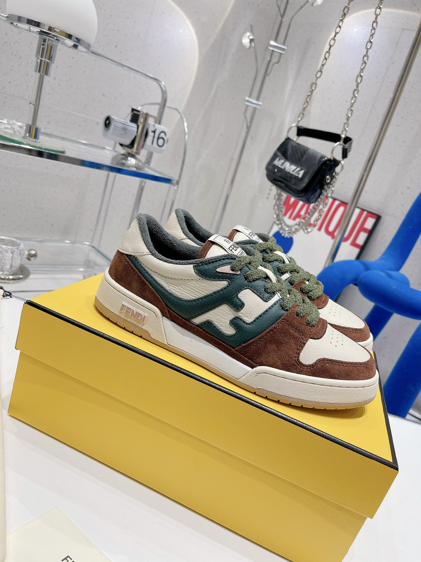 Fendi Zapatos Zapatillas de monopatín Zapatillas deportivas Empalme Universal para hombres y mujeres Mujeres Hombres Chamois Colección primavera Vintage Casual