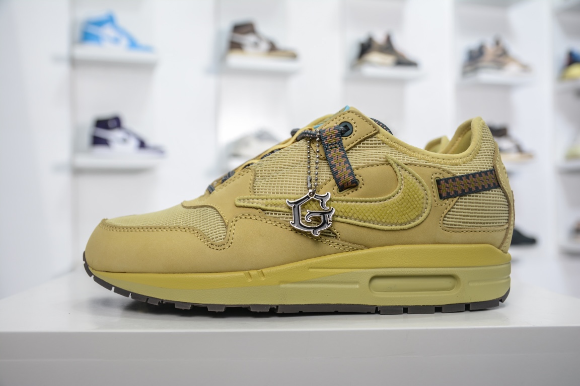 独家顶级纯原G版出货Travis Scott x Nike Air Max 1 “Saturn Gold”倒钩联名 小麦色市面唯一进口原厂皮料打造独家原厂大底 正确气压气垫原厂绣珠排列细节 完美还原原鞋正确钩子弧度 裁片定位精准鞋型自观 目前市面天花板 上万提前原鞋拆开对版 高端玩家不二选择