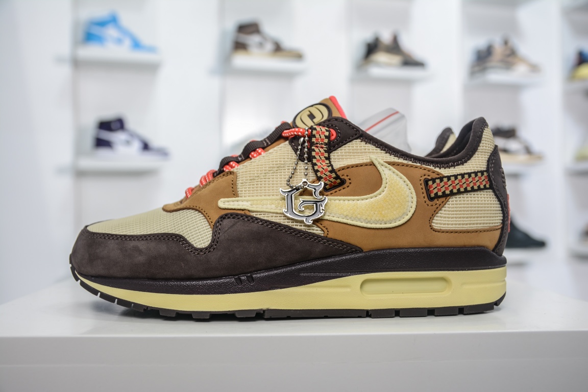 独家顶级纯原G版出货Travis Scott x Nike Air Max 1 “Baroque Brown”倒钩联名 卡其棕市面唯一进口原厂皮料打造独家原厂大底 正确气压气垫原厂绣珠排列细节 完美还原原鞋正确钩子弧度 裁片定位精准鞋型自观 目前市面天花板 上万提前原鞋拆开对版 高端玩家不二选择