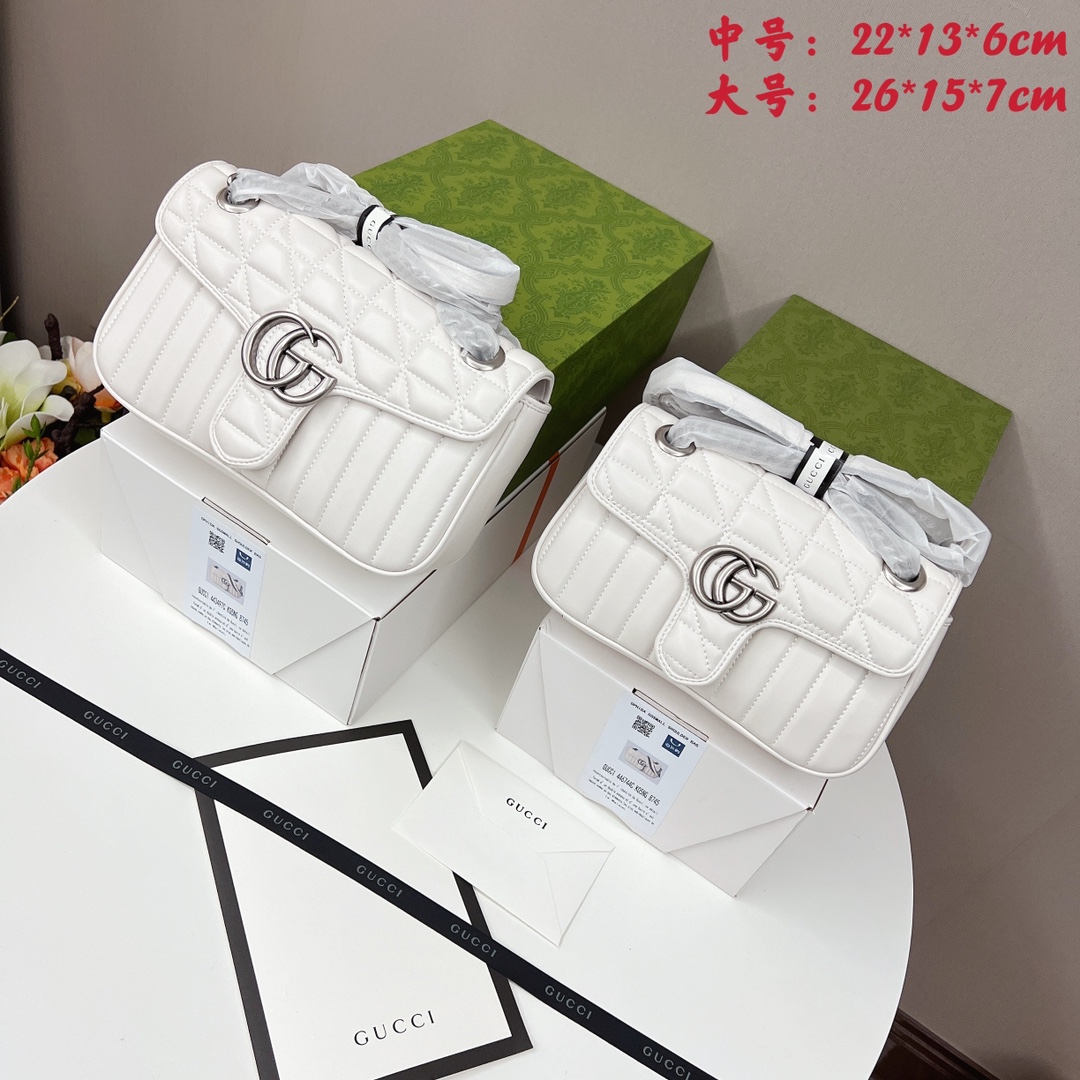 GUCCI 2021秋冬新款Marmont链条包 全新手袋以双G标识作为点睛之笔.采用更加柔软的皮质及结构.并对传统款式进行了全新的演绎.加上凹凸有致的立体感的水波纹缝线图案.随性搭配就超有范迷人.自然少不了大批明星潮人街拍搭配凹凸造型.【独家高端 海外购免税包装】 中号:22*13*6cm💰260 大号:26*15*7cm💰280