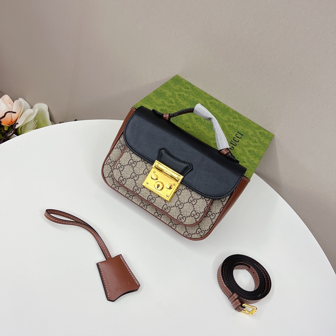 GUCCI新款padlock系列手袋💰220 padlock系列迷你手袋.黑色无边序曲系列以迷你造型演绎品牌标志性风格.这款Padlock单品以小巧玲珑的造型焕新演绎.采用GG Supreme帆布材质.顶部为黑色皮革.该系列标志性的挂锁与锁眼让整款设计倍添魅力. 规格：21*14*5cm