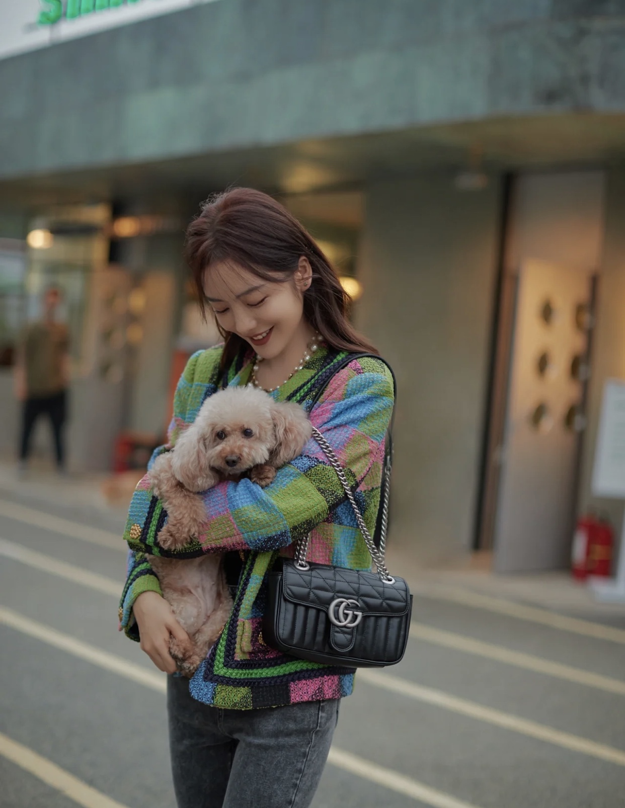 GUCCI 2021秋冬新款Marmont链条包 中号：22*13*6cm💰260 大号：26*15*7cm💰280 全新手袋以双G标识作为点睛之笔.采用更加柔软的皮质及结构.并对传统款式进行了全新的演绎.加上凹凸有致的立体感的水波纹缝线图案.随性搭配就超有范迷人.自然少不了大批明星潮人街拍搭配凹凸造型.【独家高端 海外购免税包装】