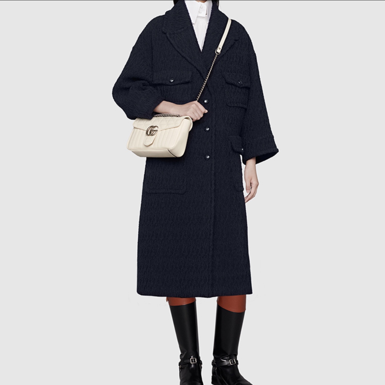 GUCCI 2021秋冬新款Marmont链条包 中号：22*13*6cm💰260 大号：26*15*7cm💰280 全新手袋以双G标识作为点睛之笔.采用更加柔软的皮质及结构.并对传统款式进行了全新的演绎.加上凹凸有致的立体感的水波纹缝线图案.随性搭配就超有范迷人.自然少不了大批明星潮人街拍搭配凹凸造型.【独家高端 海外购免税包装】