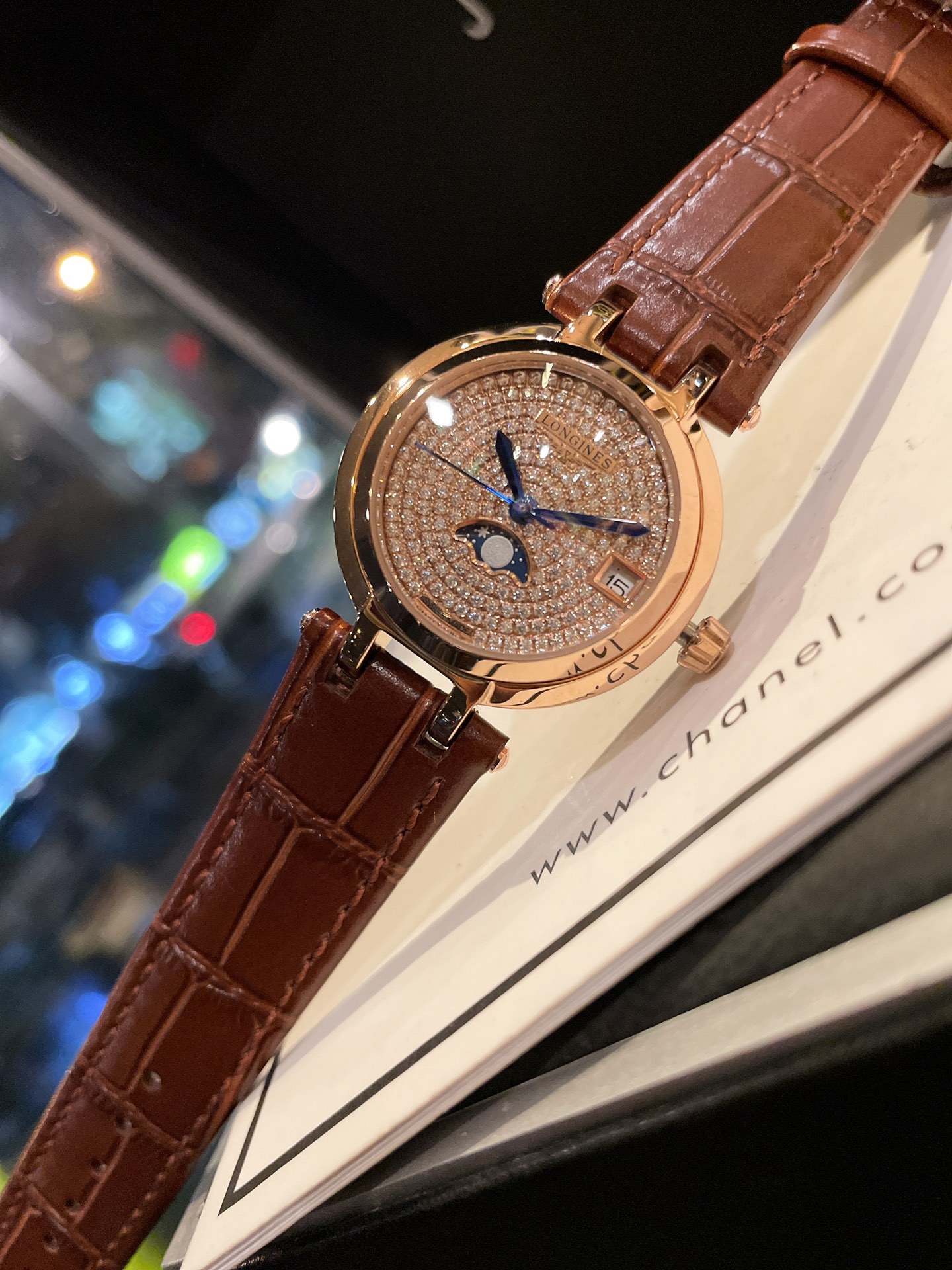 L5   浪琴  Longines  爆款浪琴 Longines  心月系列石英表手表女简约气质 腕表底盖-吊牌-保卡 三码合一 1:1品质 超高性价比、真月相机芯：进口石英机芯 走时准确玻璃：抗磨损合成双卜蓝宝石数据同步正品表壳：316精钢圆形、3件套表壳字面：罗马面、A级深海珍珠贝壳 表带：精钢表链搭配原装三折式表扣。 进口小牛皮表带表壳尺寸：宽度 30.5mm