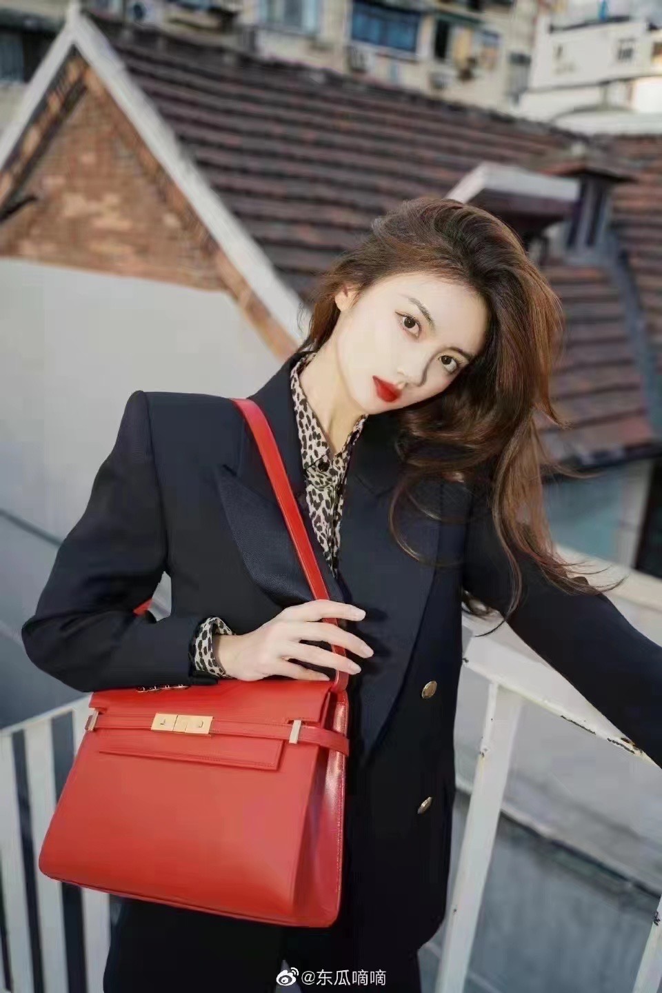 Ysl 𝑴𝒂𝒏𝒉𝒂𝒕𝒕𝒂𝒏 29CM曼哈顿法棍包 579271大红色牙签纹金扣